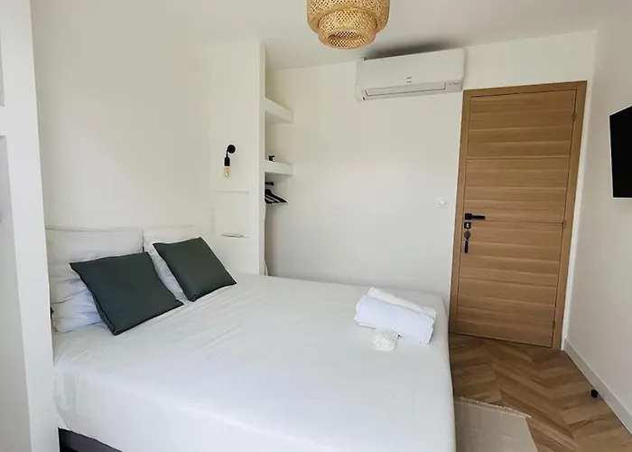 Holistika : / Pool / Air Conditioning/ Mont Faron * Τουλόν